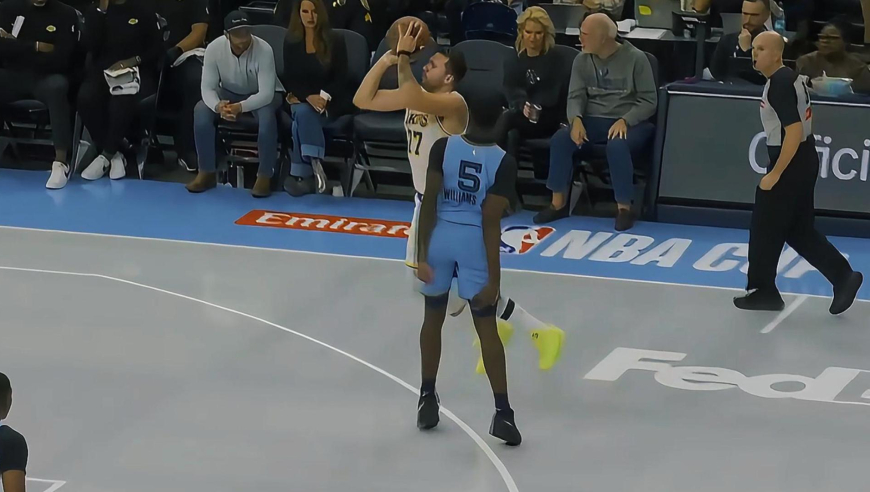 从哪跌倒从哪爬起来！东契奇两罚不中 随后造三分犯规三罚全中