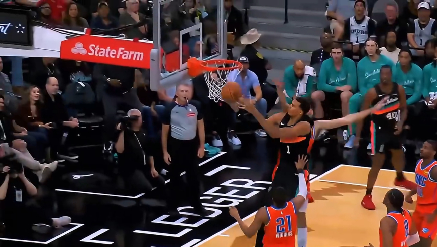 非人类动作！文班亚马登场逆天拉杆+极限后仰+连续点抢杀穿雷霆