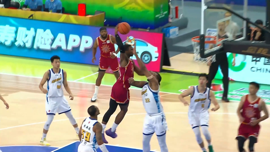 预定年度十佳球！迪亚洛压哨骑扣卡尔顿 替补席彻底沸腾