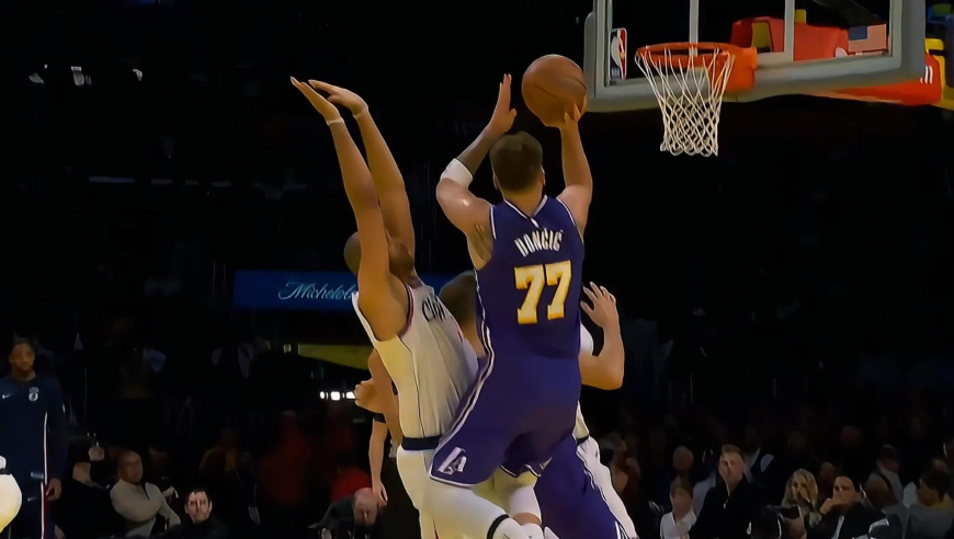 单节狂轰24分强到离谱！东契奇面对快船首节24分全过程：连中三分无解