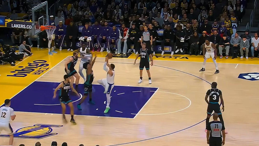 状态拉满！东契奇三罚全中+金鸡独立首节就火力全开助湖人连续得分