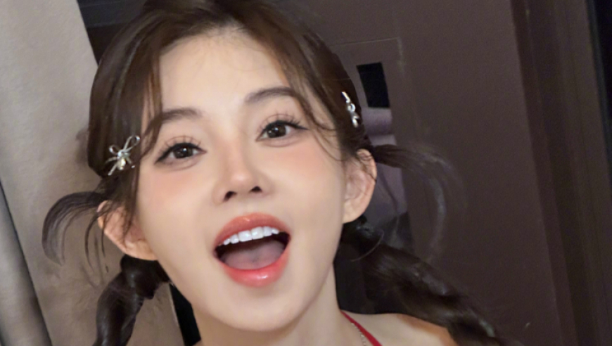 冯提莫转型当团播，穿衣比以前大胆很多，开胸露脐毛衣很惊艳