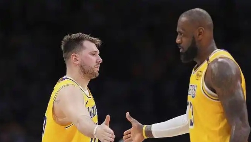 落后6分，空位三分机会东契奇不投，詹姆斯随后的动作暗藏深意