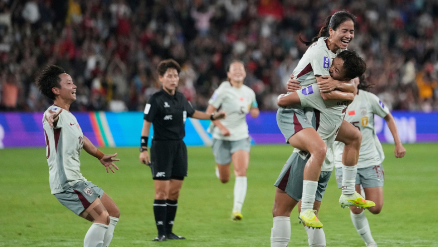 离谱！主裁助朝鲜逃2红：纵容蹬踏+肘击，提前41秒完赛看懵双方球员