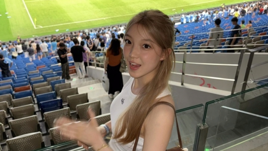 战韩国双响！22岁国足红星女友疑曝光，现场观战+甜蜜互动，私照绝美