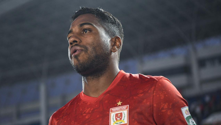 亚泰逃过一劫！外援暴力飞踹国安球员，VAR介入认定非红牌