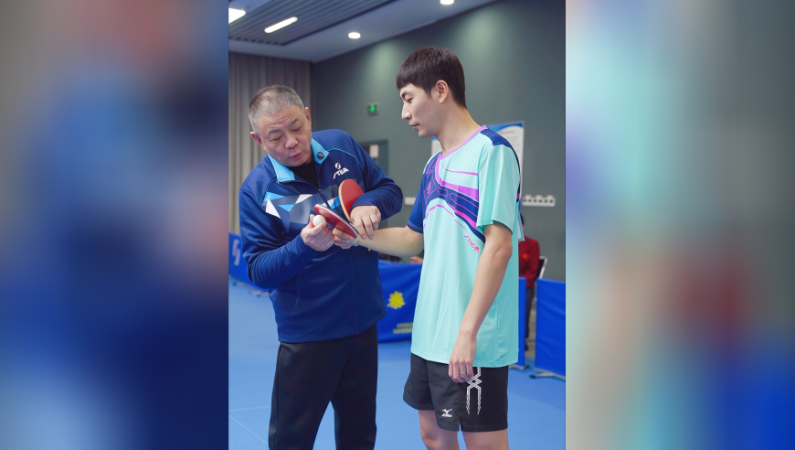 李晓东指导教你最先进的反手击球技术：“罩”着球打