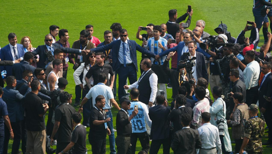 现场一片狼藉！还原梅西印度行闹剧：安保失控大批球迷冲场打砸破坏