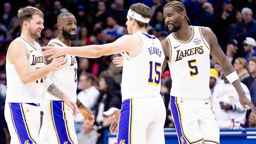 8战全胜！湖人关键球统治联盟，战力榜第三实至名归