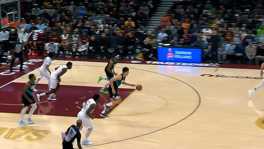 独特的作用！杨瀚森防住骑士上篮后持球发动快攻 最后3秒被换下