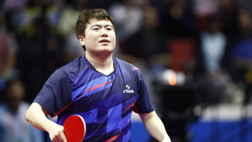 梁靖崑坐下都费劲，却正面硬刚巅峰樊振东，失误后差点扇自己耳光