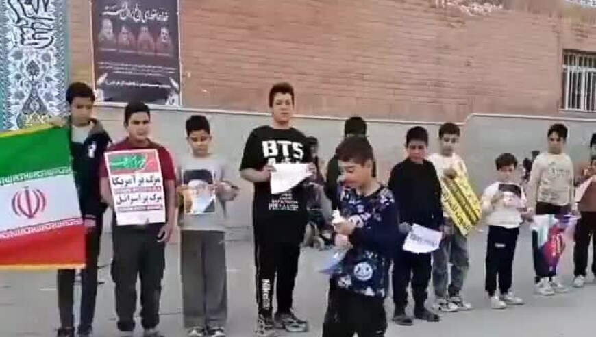 梅西被特朗普接见后，一些伊朗儿童焚烧印有梅西名字的球衣