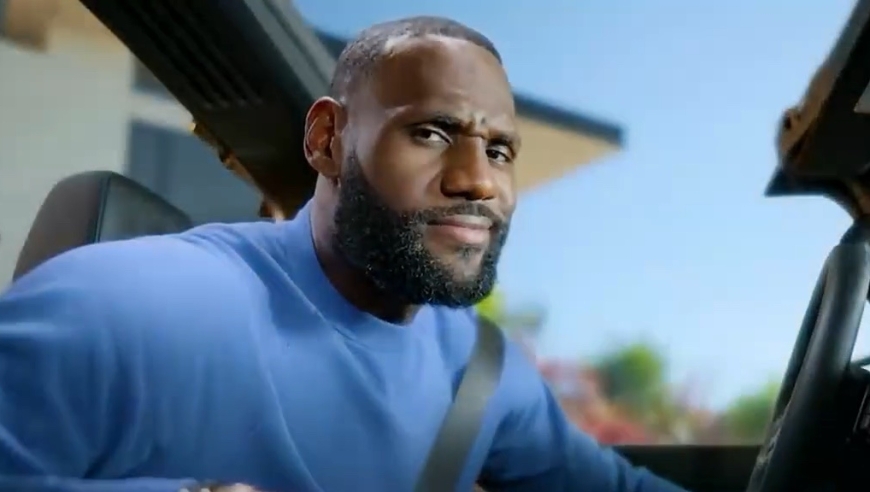 年薪千万的NBA球员都开什么车？詹姆斯一个月不重样