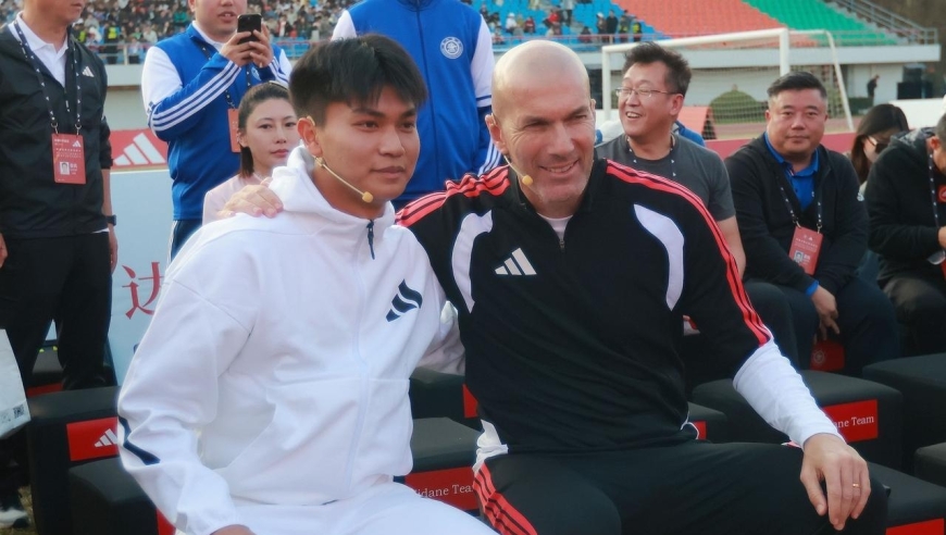 53岁齐达内与上海大妈踢毽子,几分钟就从拘谨到完全融入,展高球商