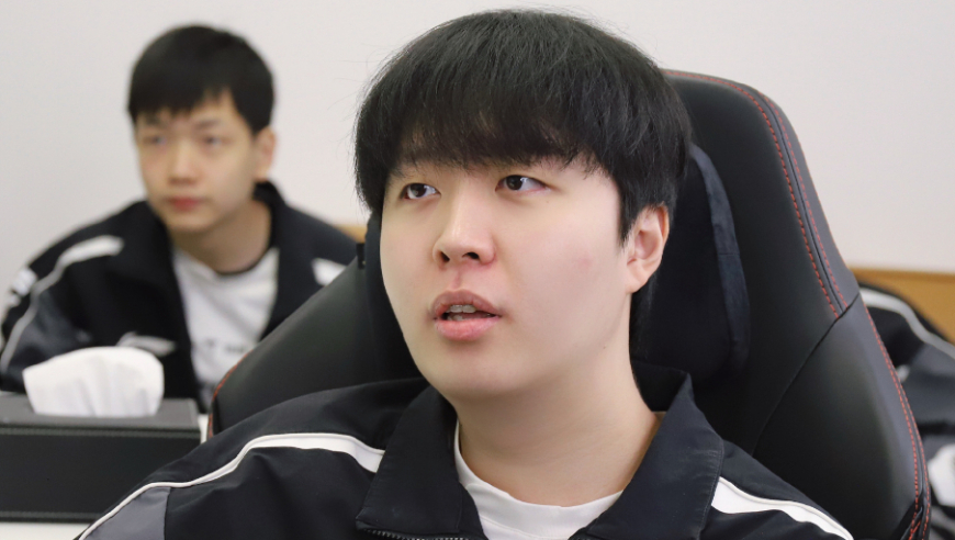 TES老总现场看比赛，看到打野表现后破防，询问手下能否换人？