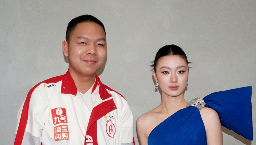 AG超玩会大帅圆梦，合影单依纯，腼腆的笑，害羞的像个小男孩