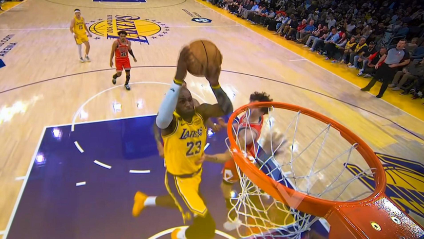 趁你病要你命！湖人领先到20分 詹姆斯空切暴扣+二次进攻再打2+1