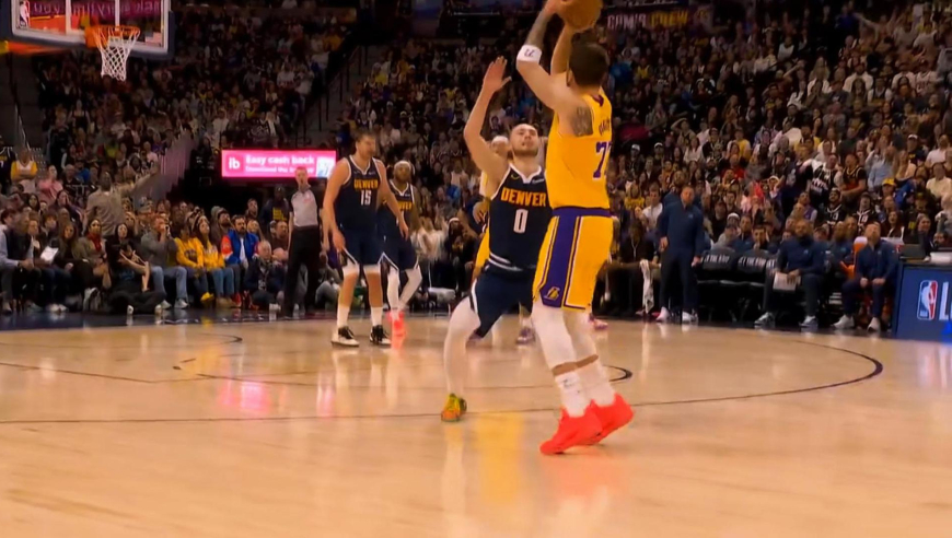 夸张！东契奇第三节末连中神仙强投三分 湖人一波追回分差打回悬念