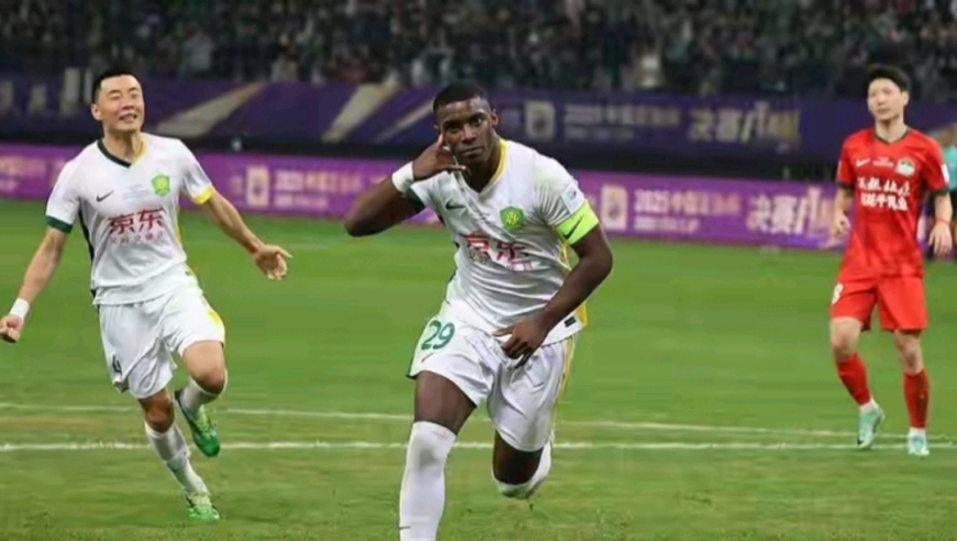 河南队不服！曹永竞踩踏逃红牌，外籍裁判让北京国安多次获利