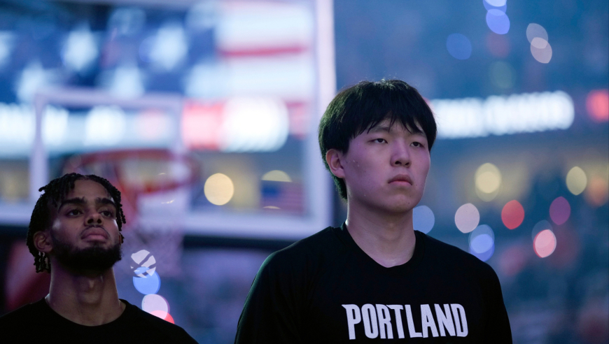 对抗上来了！杨瀚森手腕疑似受伤 重新登场后又被对手撞到肋骨