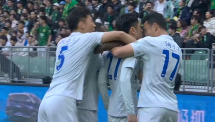 漂亮进球！陈晋一任意球直接破门，申花1-1客场扳平国安