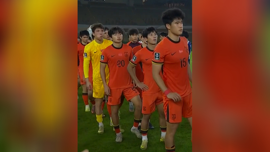 实拍赛后颁奖日本率先列队，国足绕圈谢场后回位为对手鼓掌，李昊眼神依旧坚定向球迷致意