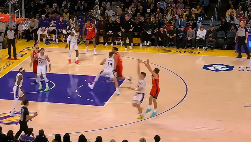 对轰！火箭谢泼德漂移中投詹姆斯三分回应 随后谢泼德再回应三分