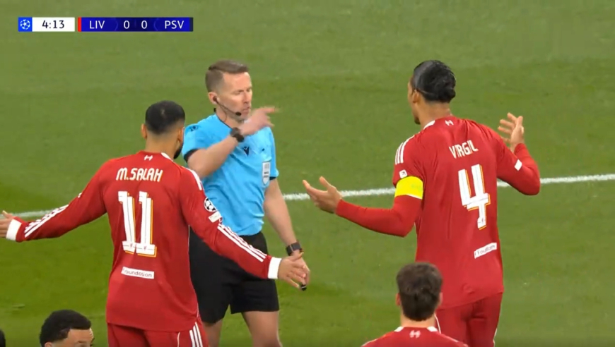 太坑了！慢镜还原范戴克摘篮板式离谱手球送点，利物浦全队傻眼了