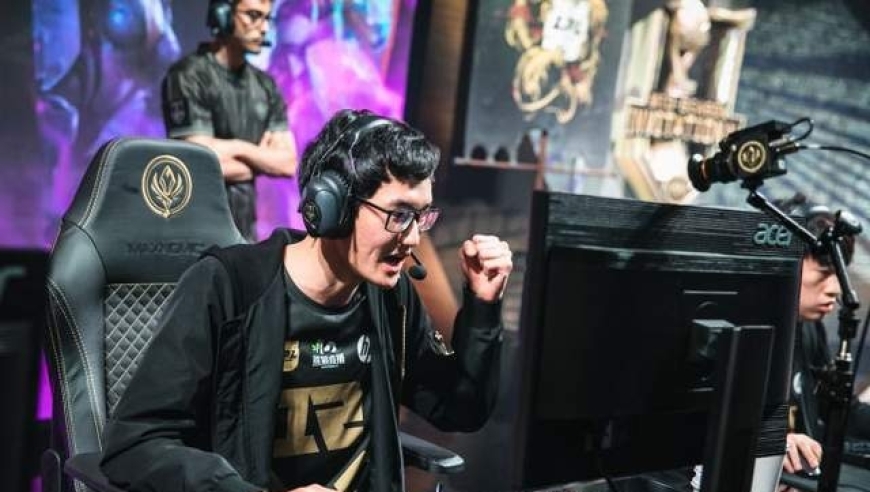 曾与Uzi当队友，帮LPL豪门拿首个世界冠军，如今发长文退役引泪目