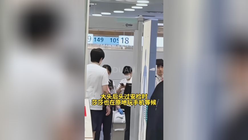 莎莎大头在日本机场返程时互相等候，还都光顾了一个品牌店，默契啊