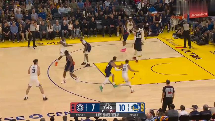 太帅了！库里多次单挑哈登，连秀神操作秀得对方找不着北