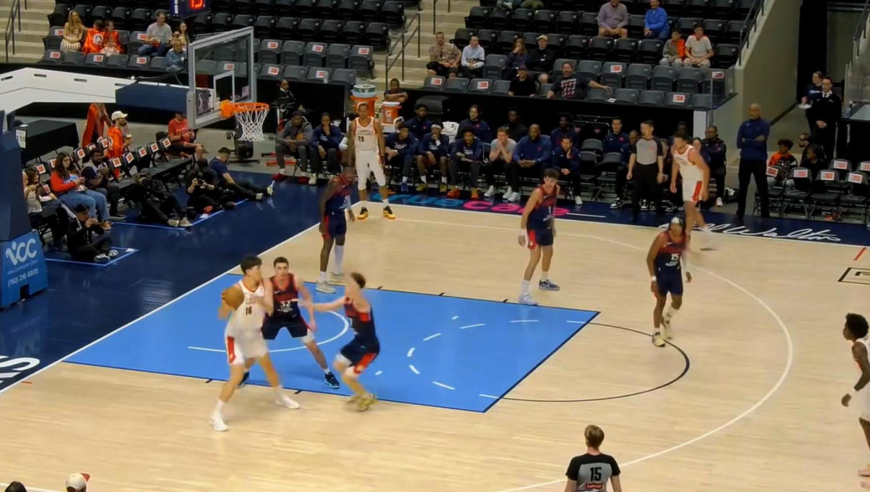 被针对了！杨瀚森持球就被包夹 篮下接球勾手获得首分又送追身大帽