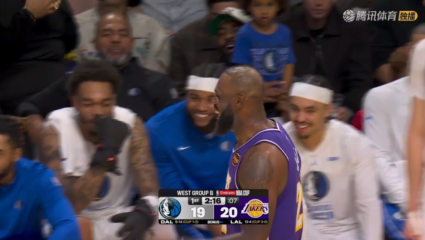 都是老友！詹姆斯与场下欧文热聊 独行侠替补席全队都被逗乐了