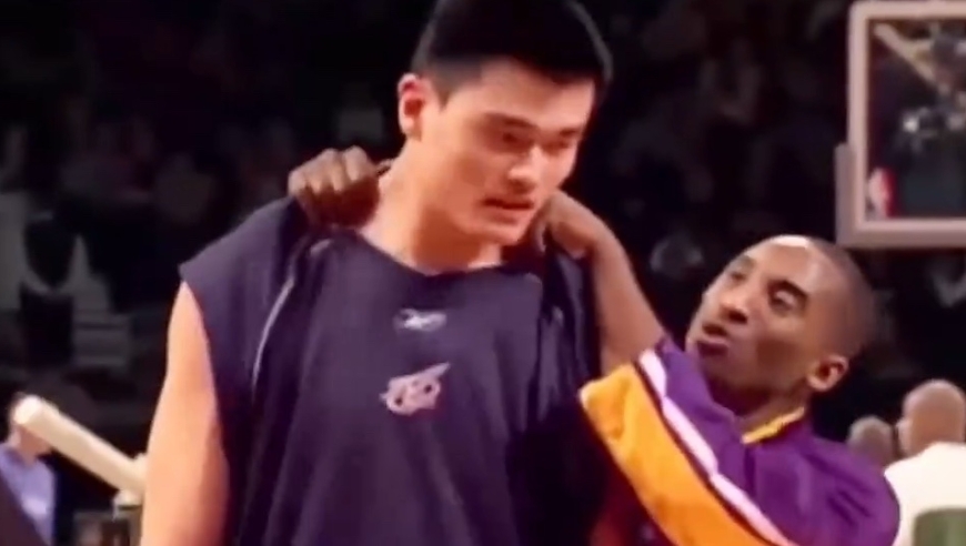 科比到底有多礼貌？小小的细节尽显他的优雅和人品