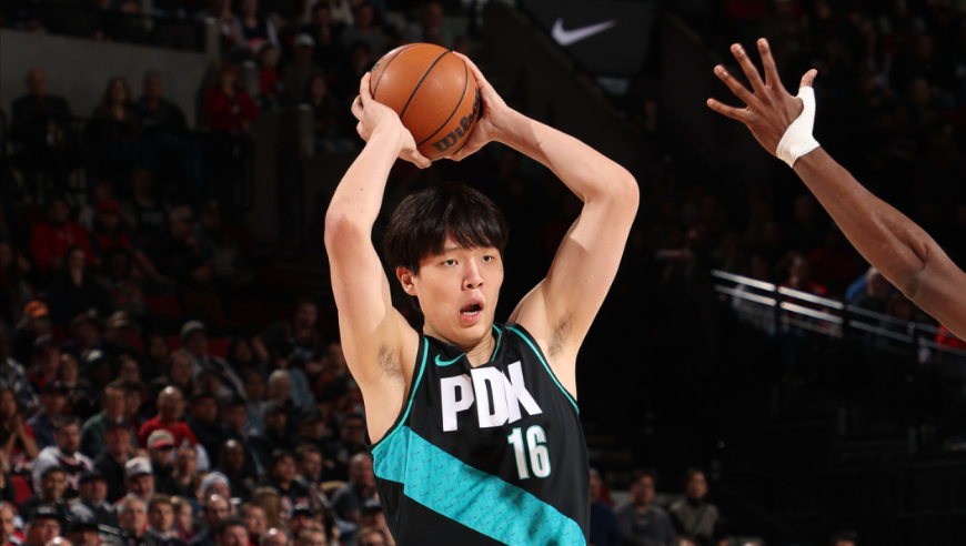 完全没机会！杨瀚森对雄鹿登场全收录：球没摸到还被字母哥哥造犯规