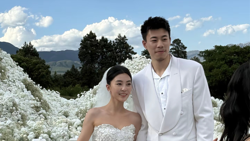 恭喜！26岁张镇麟丽江大婚：妻子高挑美丽，郭士强郭艾伦出席道贺