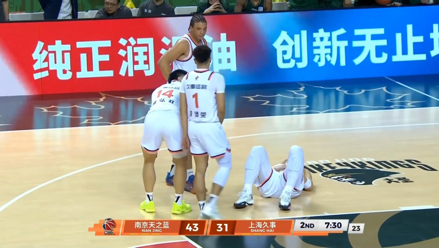 这动作太脏！所罗门暗劲偷袭王哲林 大王被击倒在地裁判吹前者违体