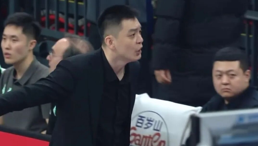 杨鸣被驱逐冤不冤？慢动作显示清楚：有些无理取闹，还扒拉裁判！