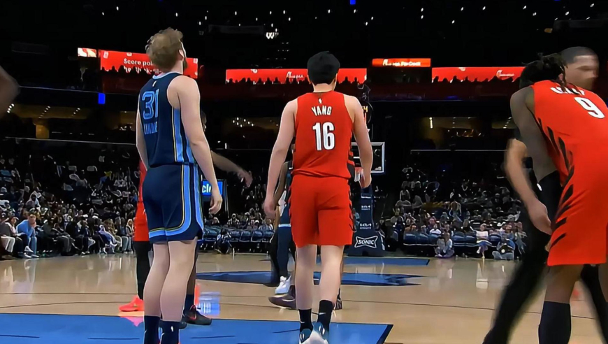 队友都笑了！四犯的杨瀚森连续两次造成对手犯规为开拓者争回球权