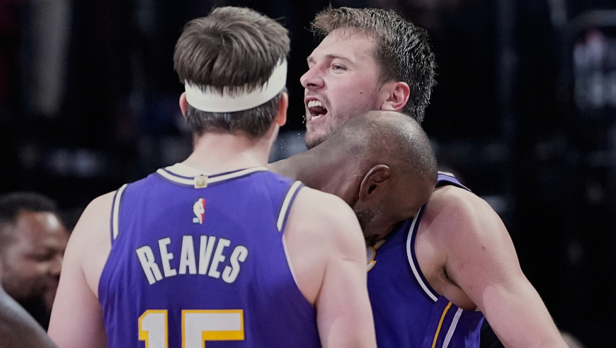 湖人已跻身争冠行列？詹姆斯退居三线彻底盘活球队攻防！丨篮不住嘴