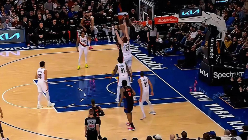 杨瀚森机会来了！尼克斯末节轰15-2领先开拓者32分提前5分钟定胜局