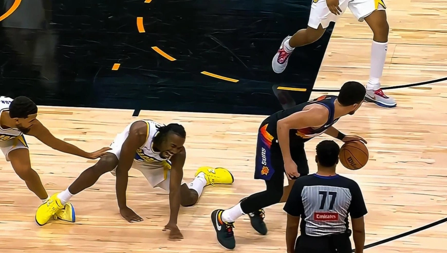 看着都疼！步行者内史密斯因踩到队友受伤 无法行走被搀扶离场