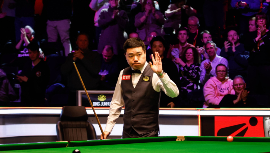 大师赛惊现神级组合球！丁俊晖火力全开极限三传，离谱进球看呆小特