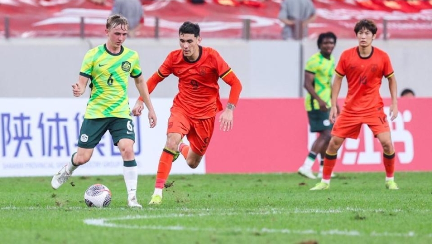 拜合拉木遭针对！与曼联新星冲突，连遭中卫推搡，前国脚支招