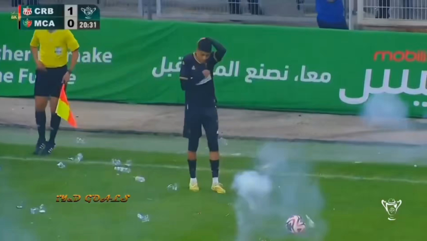 太吓人！非洲比赛球迷往场内疯狂扔鞭炮，在球员身边炸开