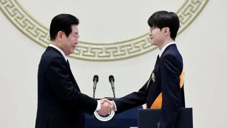 Faker获得韩国体育界最高荣誉勋章&ldquo;青龙章&rdquo;，总统李在明亲自颁发