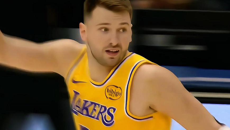 湖人东皇发力！东契奇开场就抱怨裁判 随后单打强投詹姆斯也命中三分