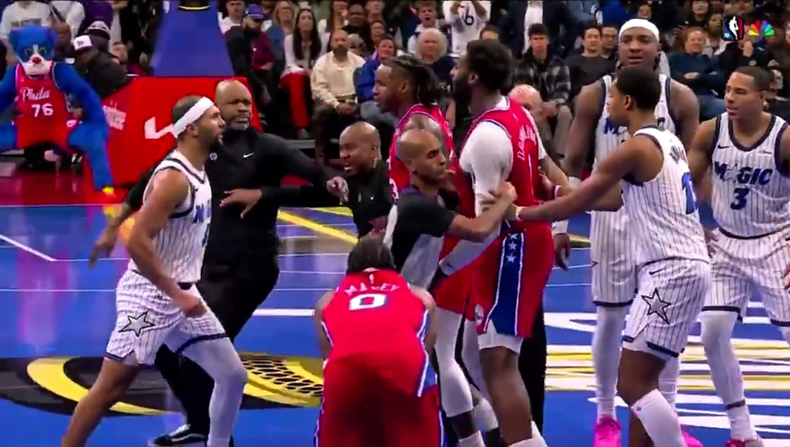 费城赚大了！德拉蒙德拳击姿势对峙卡特同吃技犯 萨格斯连续推搡遭驱逐