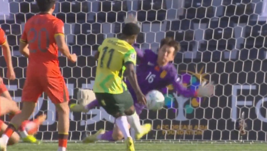 1分钟2神扑！李昊力保球门不失，肋骨险受伤，媒体人：身价还得涨