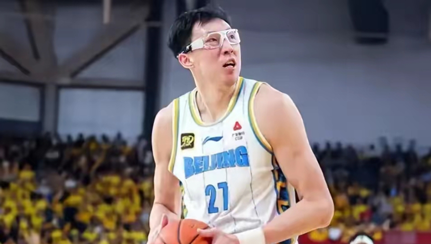 北京辽宁最后时刻：裁判送陈盈骏争议三罚 周琦遭遇砍鲨战术